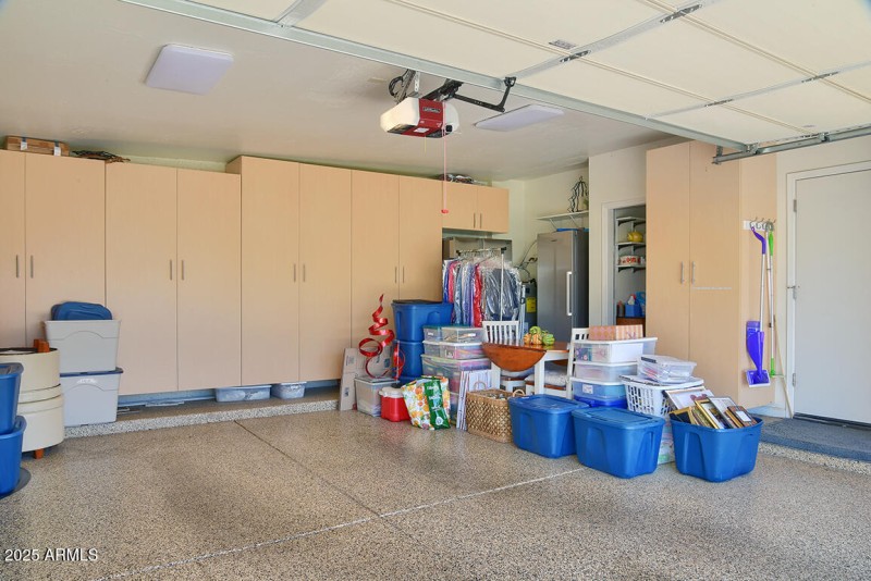 Large Garage w/Built-in Cabinets/Storage