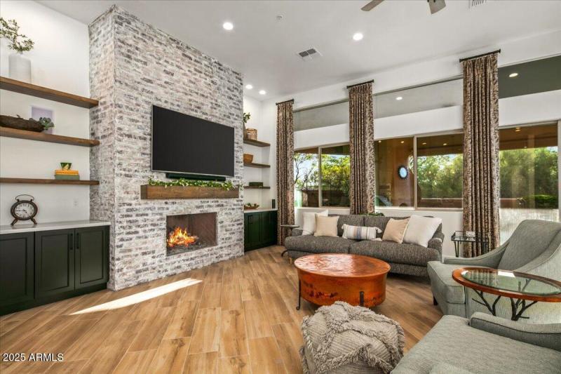 30-Family Room ~ Fireplace