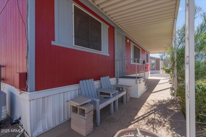 Side sitting area