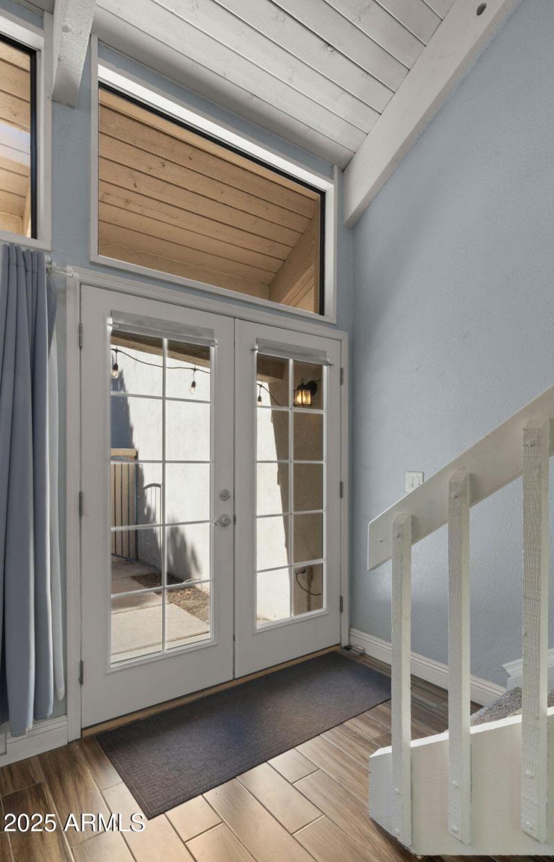 5-web-or-mls-Foyer