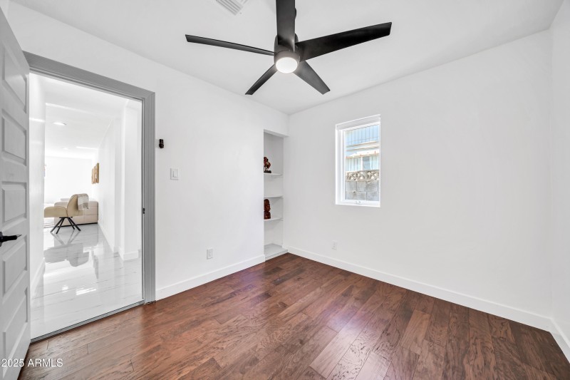 833 E Butler Dr-32