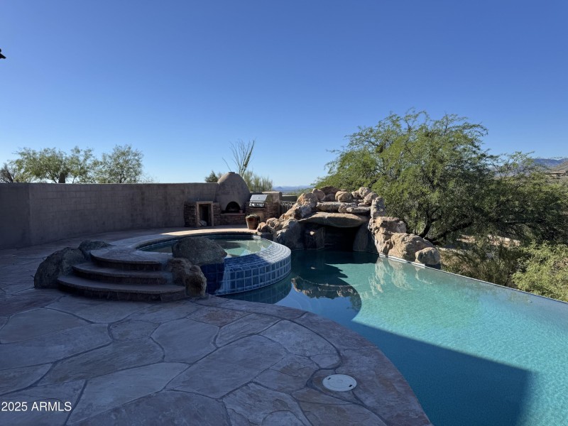 Heated pool/spa/solar!