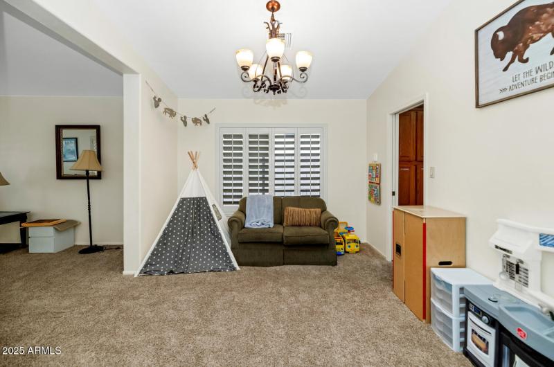 2718 E South Fork Dr-large-008-009-2718