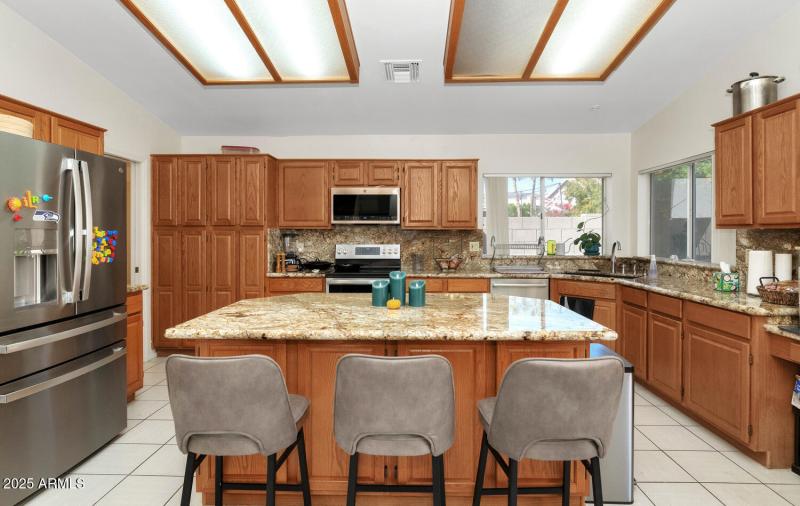 2718 E South Fork Dr-large-011-034-2718