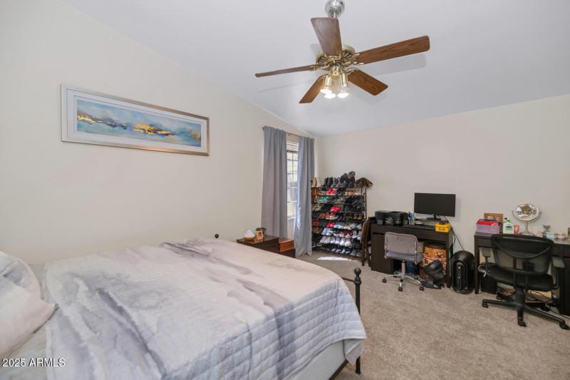 2718 E South Fork Dr-large-021-025-2718