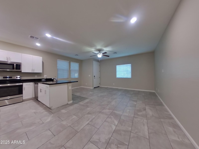 4_pc_qoj94UmAmz_g0pzyajoaq_layout_1