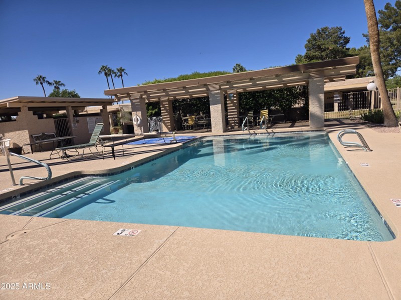 Hoa pool and hot tub