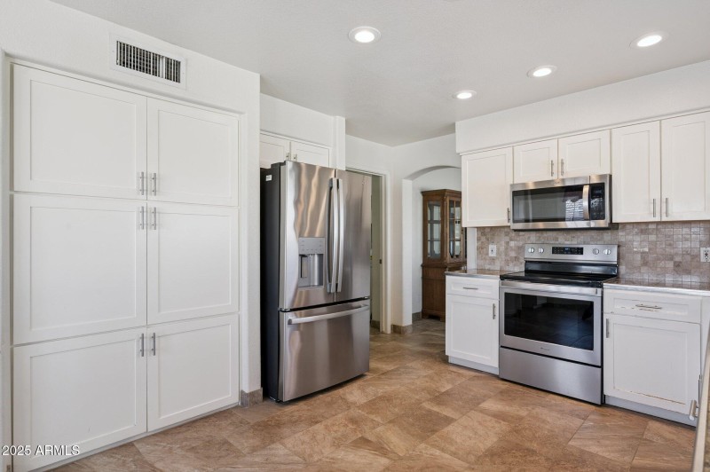 Full Kitchen Amenities