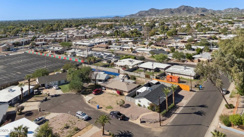 Corner cul-de-sac location