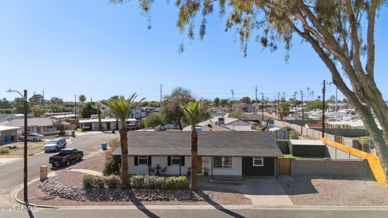 Corner cul-de-sac location