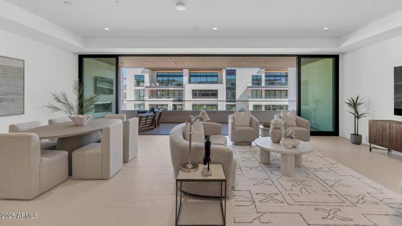 6587 N Palmeraie Blvd-large-007-039-6587