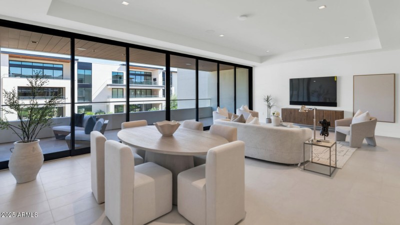 6587 N Palmeraie Blvd-large-009-052-6587