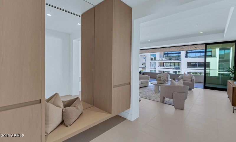 6587 N Palmeraie Blvd-large-010-051-6587