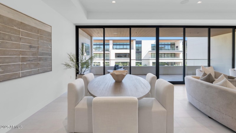 6587 N Palmeraie Blvd-large-013-049-6587