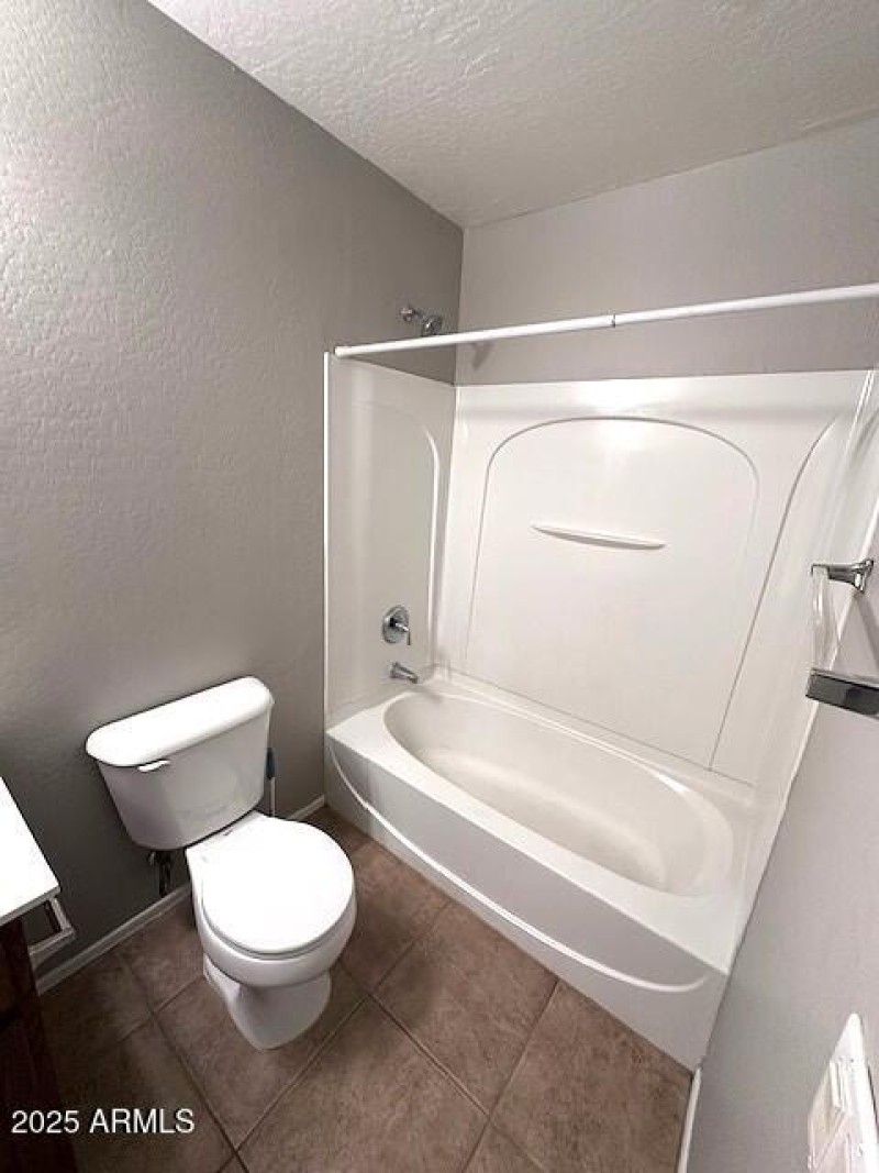 HALL BATHTUB AND SHOWER