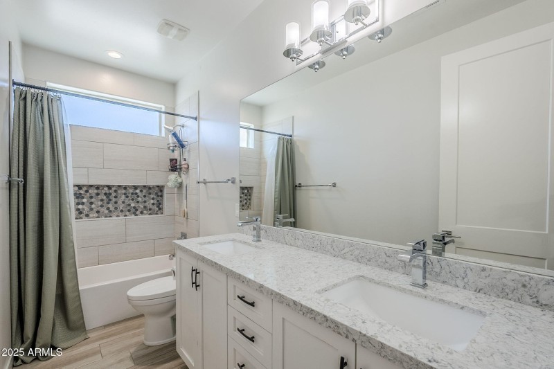 2nd Bathroom with Tub