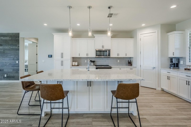 Kitchen w Large Island