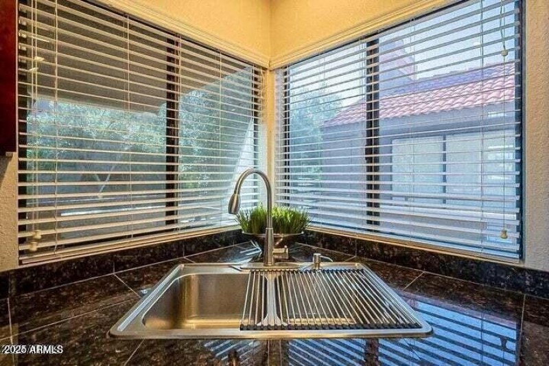 20241012200521915037000000-o