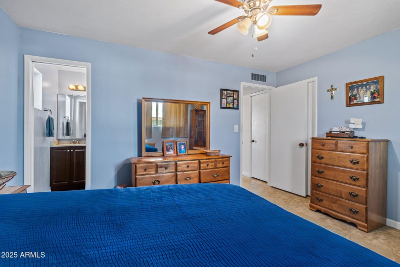 Adjoining primary bath