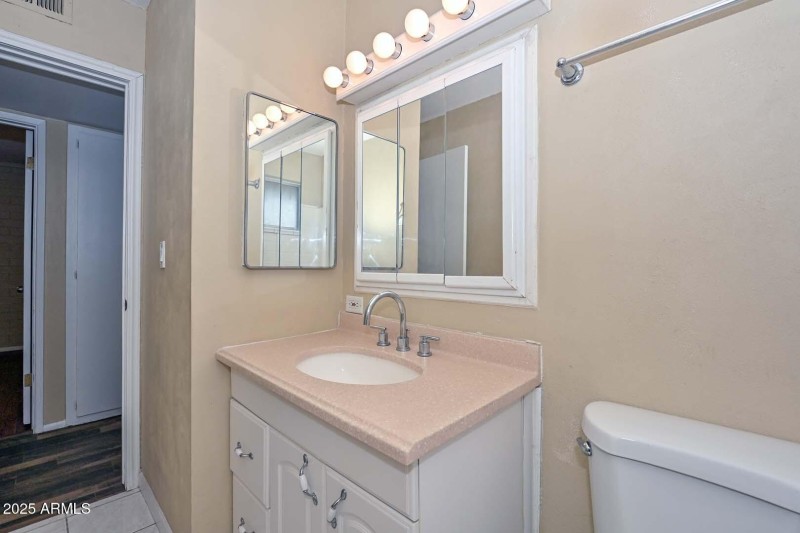 Hall Bath2