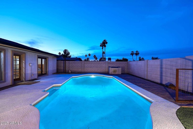 Night-Pool2