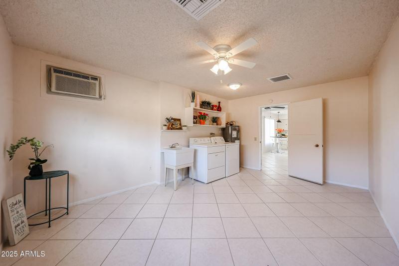Large Laundry/Bonus Room