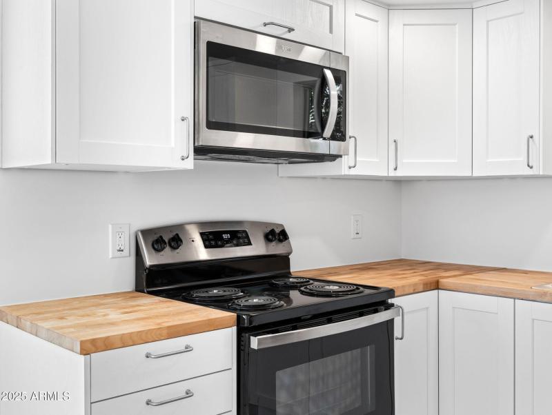 5-web-or-mls-22490 Luna Way-5