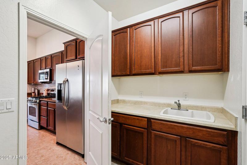 13-web-or-mls-W Almeria Rd-S0910-013