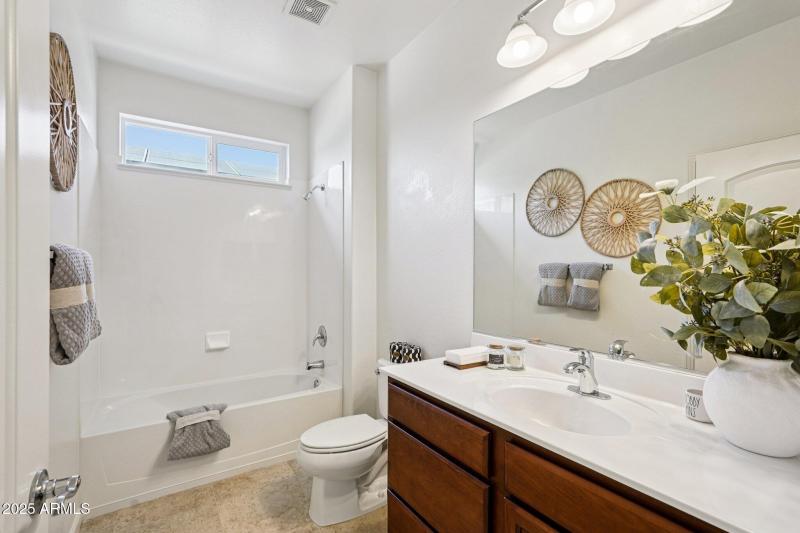 24-web-or-mls-W Almeria Rd-S0910-024