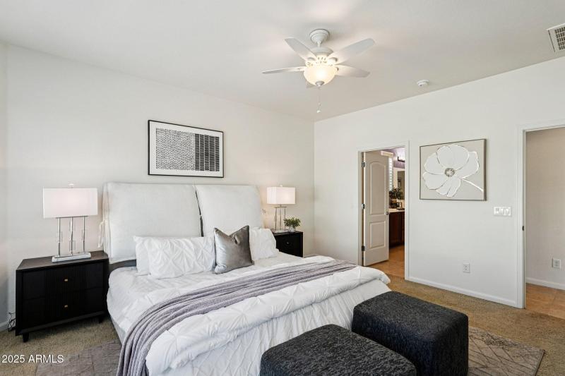 30-web-or-mls-W Almeria Rd-S0910-030