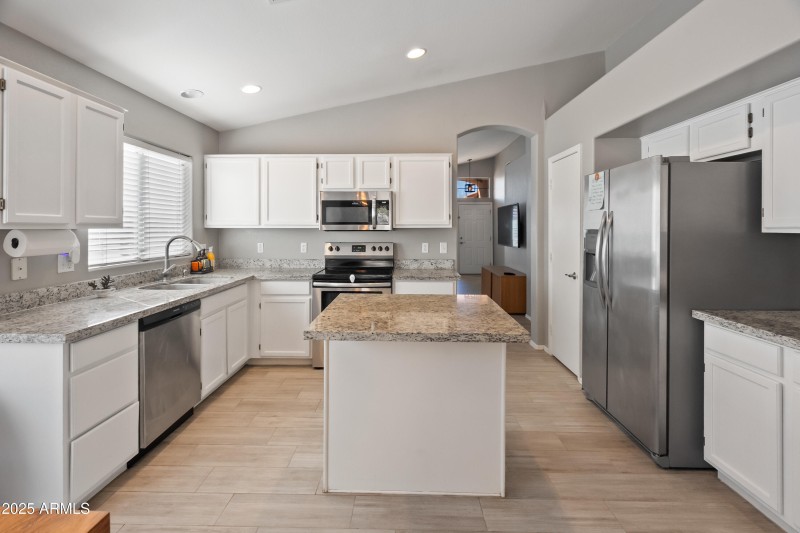 1046 W Tremaine Ave-3