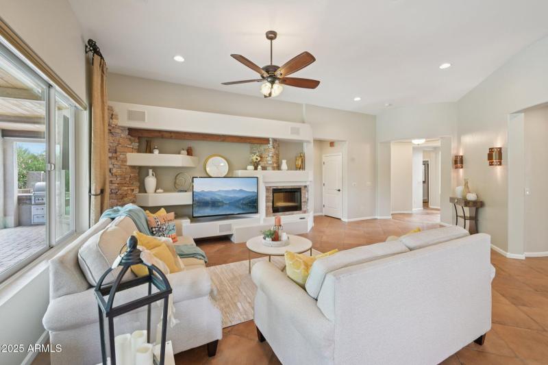 10-web-or-mls-N 163rd Dr-S0910-010