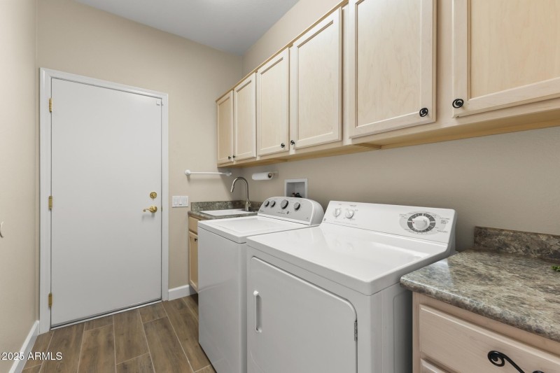 Laundy room with sink