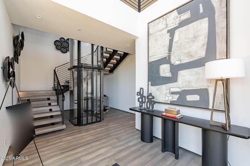 006_ENTRY AND ELEVATOR