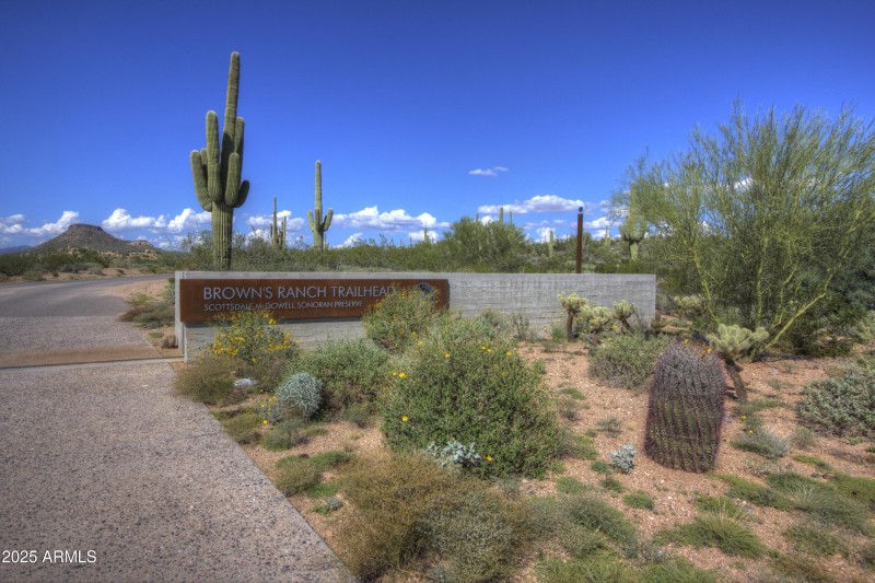 Brown's Ranch Trailhead Entr