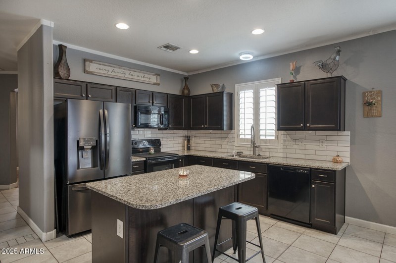 Kitchen Island. Backsplash.