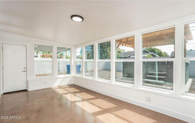 4729 LV room patio view w/Mini Split