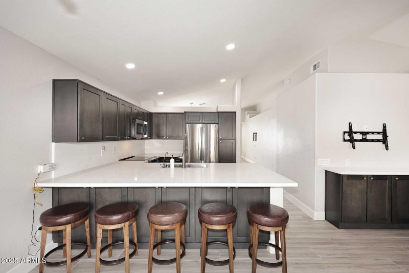 Kitchen-Breakfast Bar