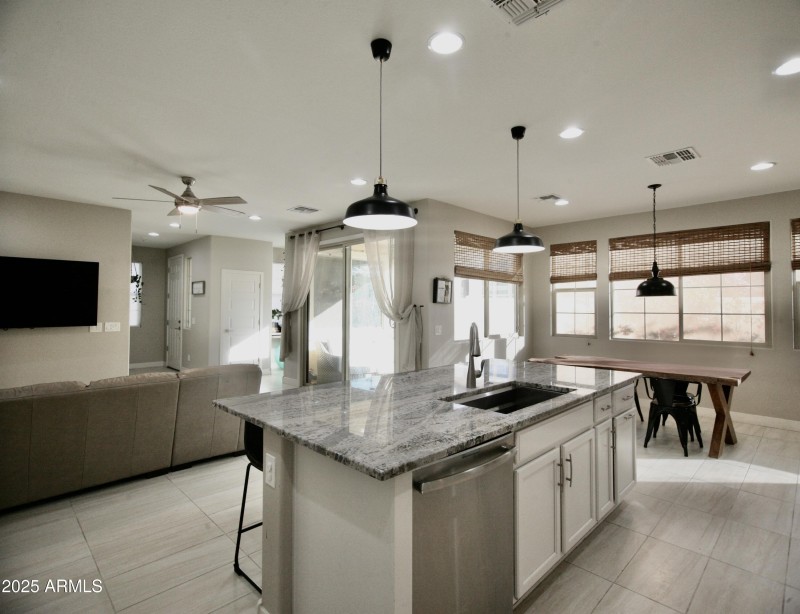 BE7436B4-0A6A-4E3D-8948-B12FC0F48E66_1_2