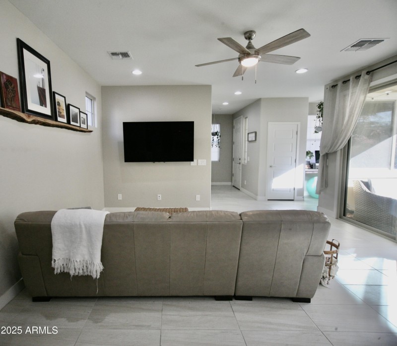 C0346C7E-C3AF-49EB-BB68-616EC8DC76DD_1_2