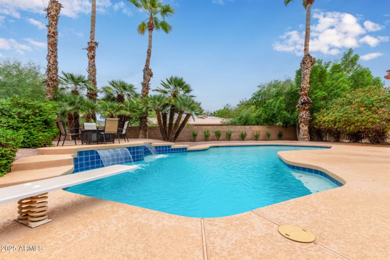 715 SqFt | Sparkling Diving Pool