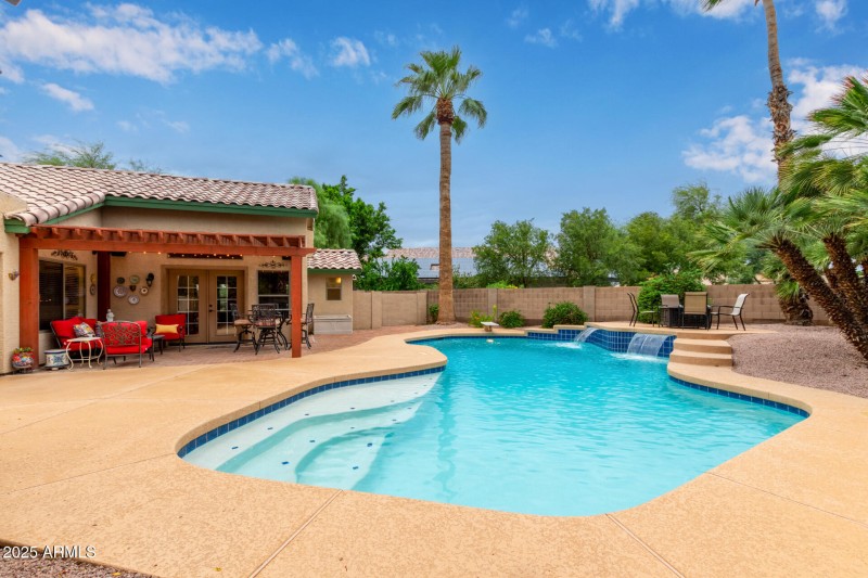 715 SqFt | Sparkling Diving Pool