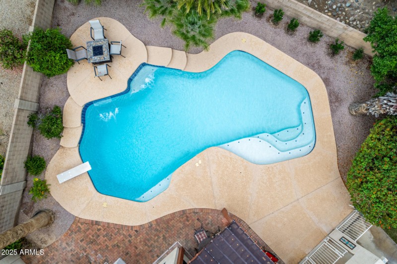 715 SqFt | Sparkling Diving Pool