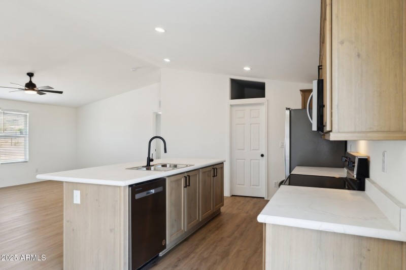 9-web-or-mls-51288-w-blue-jay-st