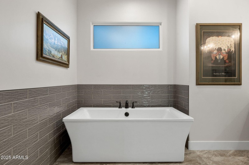 23-Primary Bathroom Soaker Tub