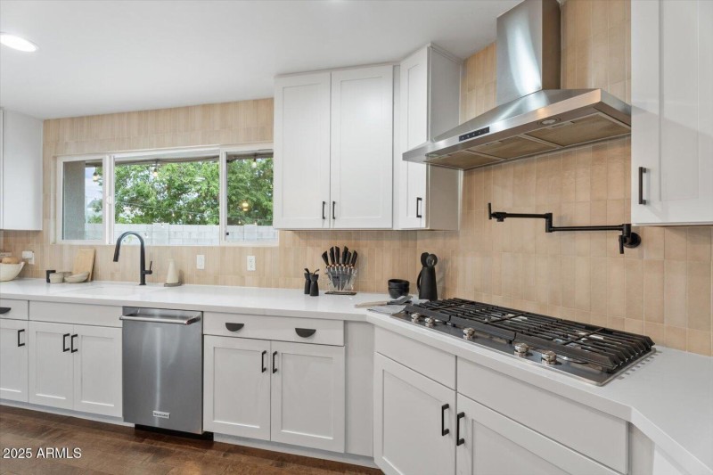 Dual ovens, gas cooktop with pot-filler