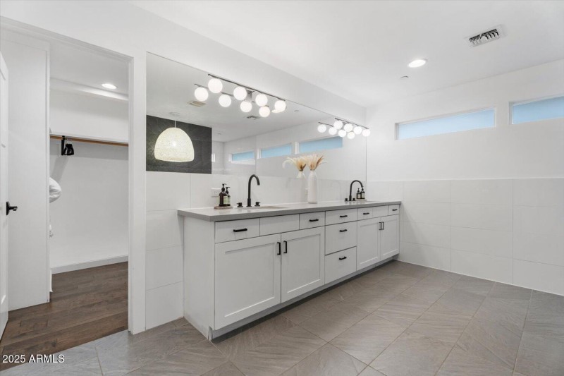 Dual vanity in primary bath
