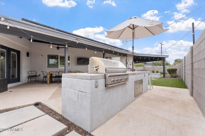 Custom built-in gas grill & bar