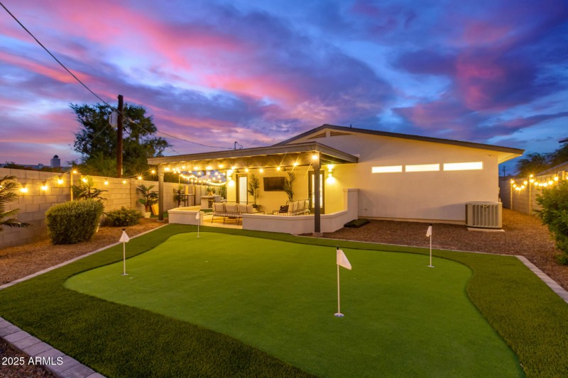 Personal putting green