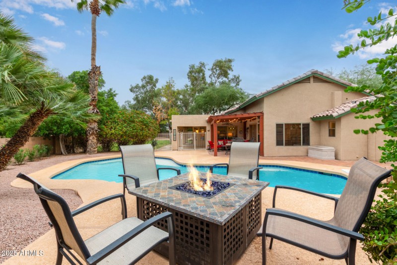 Sparkling Diving Pool